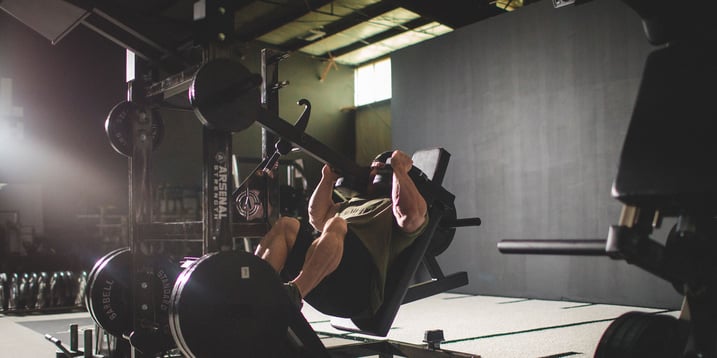 flex_lewis_pendulum_squat2